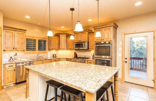 Zion National Park East Entrance Cabin | Luxury cabin in the Zion mountains, privacy, pool access, 7th night free