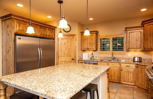 Zion National Park East Entrance Cabin | Luxury cabin in the Zion mountains, privacy, pool access, 7th night free