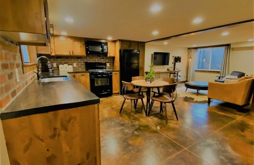 Wenatchee Apartment | Luxury Cellar Apartment with Private Patio and Hot Tub