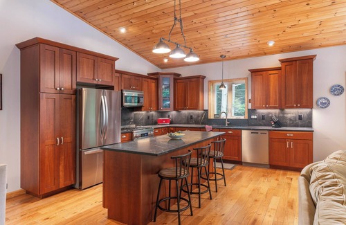 Jackson Ski Chalet | Luxury chalet nr Attitash w/fireplace-3 br;2+ba