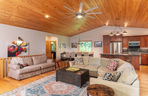 Jackson Ski Chalet | Luxury chalet nr Attitash w/fireplace-3 br;2+ba