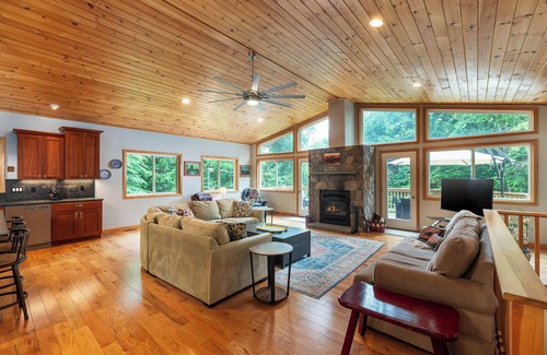 Jackson Ski Chalet | Luxury chalet nr Attitash w/fireplace-3 br;2+ba