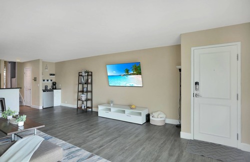 Morena Condo | Luxury Condo, 2BR - Balcony, Washer/Dryer, Pets OK