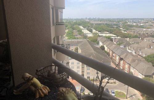 Uptown Condo | Luxury Condo Apartment/Galleria