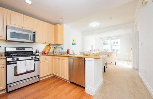 Airport Area Apartment | Luxury condo near Irvine Business & UCI Hospital