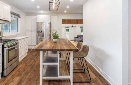 Mulmur Cottage | Luxury Cottage on 8 Acres of Greenery w/Pool & Games Room!