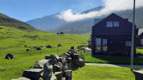 Gjogv House | Luxury Cottage with Stunning Views - Okkara summarhús við Gjógv