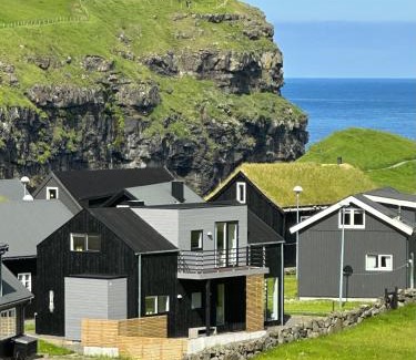 Gjogv House | Luxury Cottage with Stunning Views - Okkara summarhús við Gjógv