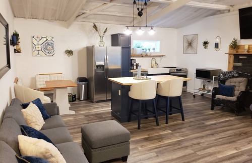 Norwalk House | Luxury Country Chic Loft Apt on the Great Western Bike Trail Handicapped Access.