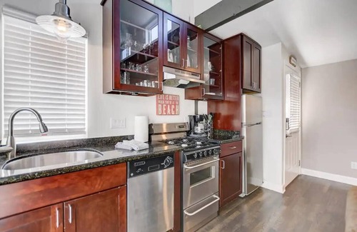 North Pacific Beach Apartment | Luxury/Cozy/Private Pacific Beach Retreat for 2!