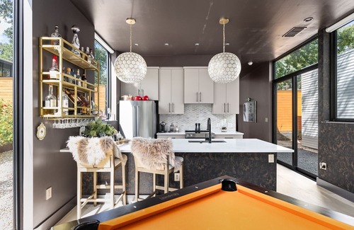 Clarksville House | Luxury Downtown Austin Guest House-2BR/2.5BA-Billiards Lounge-Patio-Parking