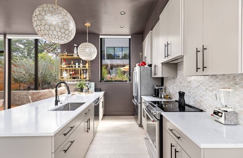 Clarksville House | Luxury Downtown Austin Guest House-2BR/2.5BA-Billiards Lounge-Patio-Parking