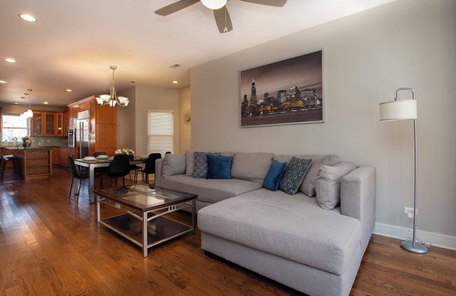 Roscoe Village House | Luxury duplex home in Roscoe Village/Wrigley Field with Free Steet Parking