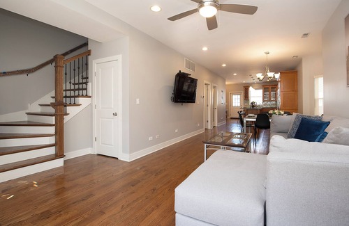 Roscoe Village House | Luxury duplex home in Roscoe Village/Wrigley Field with Free Steet Parking