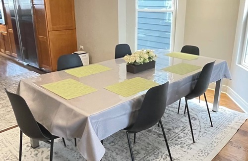 Roscoe Village House | Luxury duplex home in Roscoe Village/Wrigley Field with Free Steet Parking