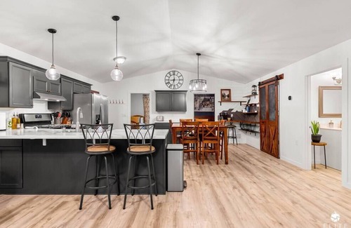 Knik-Fairview House | Luxury ensuite, modern amenities