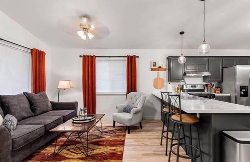 Knik-Fairview House | Luxury ensuite, modern amenities