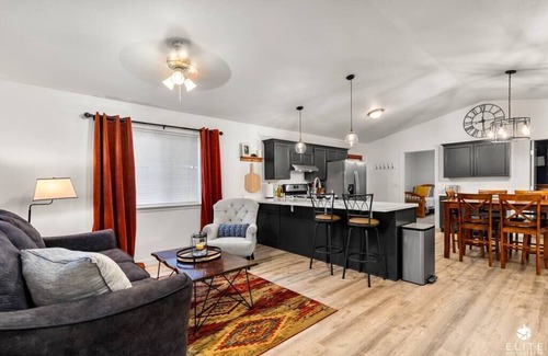 Knik-Fairview House | Luxury ensuite, modern amenities