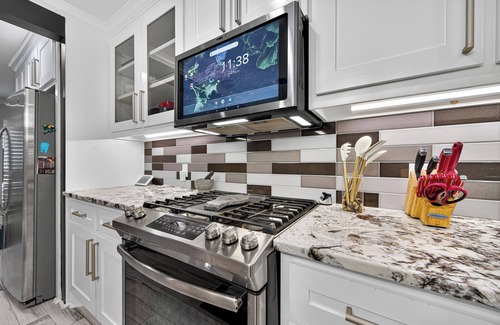 Rosenberg House | Luxury Family Stay Private Patio WiFi Workspace