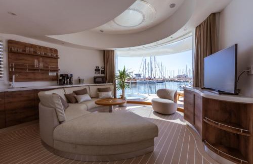 Split Boat Rental | Luxury Floating Apartment - Amor