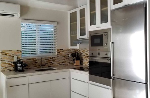 Ludlam House | LUXURY Guayabita's House