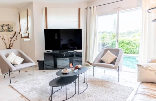 Montferrier-sur-Lez Apartment | Luxury Home -Villa-Pool-Jacuzzi-Family- pool table