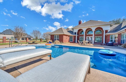 Waco House | Luxury Home with Pool 10 mins to Downtown Waco/Baylor/McLane