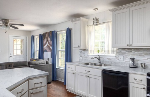 Cibolo House | Luxury Hot Tub Near San Antonio- 6 Bds- private!