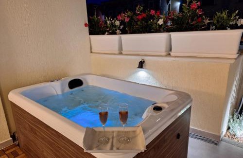 Murta Maria Villa | Luxury House & Spa in Baia Turchese vasca idromassaggio riscaldata con cromoterapia