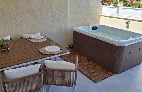 Murta Maria Villa | Luxury House & Spa in Baia Turchese vasca idromassaggio riscaldata con cromoterapia