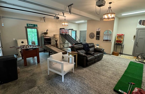 Frank House | Luxury I Hot Tub I Pet Friendly I Mountain Retreat!