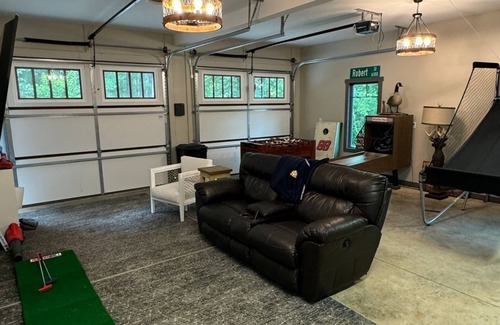 Frank House | Luxury I Hot Tub I Pet Friendly I Mountain Retreat!