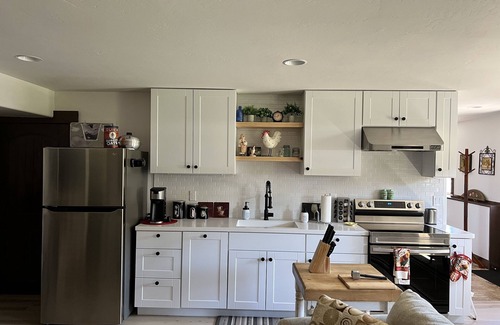 The Dalles House | Luxury idyllic guesthouse w/Mt Hood views, patio w/gas fire-pit, and gardens!