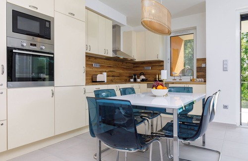 Balatonfuzfo Apartment | Luxury Lakefront Hideaway – Nature at Your DoorstepnBLUE4 Apartment-Balatonfűzfő