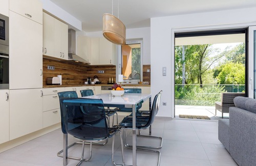 Balatonfuzfo Apartment | Luxury Lakefront Hideaway – Nature at Your DoorstepnBLUE4 Apartment-Balatonfűzfő