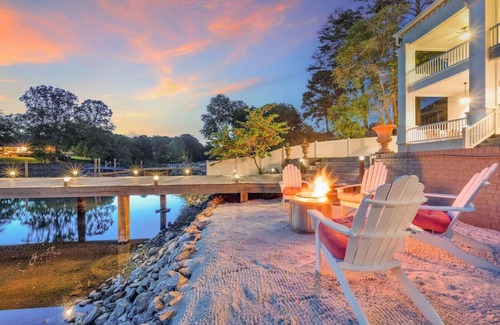 Denver Apartment | Luxury lakefront living w/dock, pub, game rm