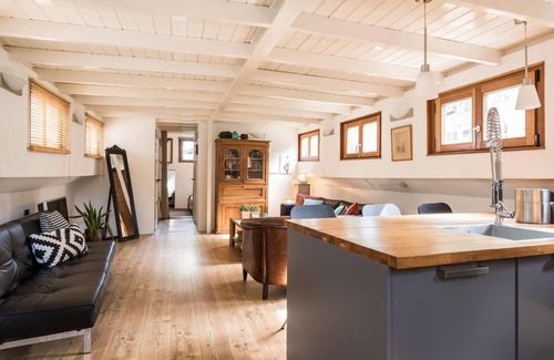 Jordaan Boat Rental | Luxury large houseboat in the famous Jordaan district