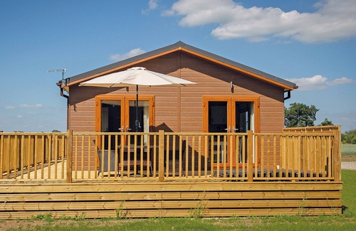 Diss Ski Chalet | Luxury lodge with one double with freestanding bath.