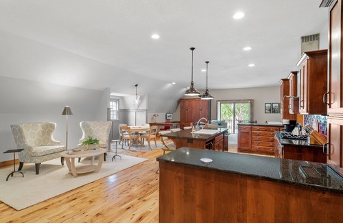 Saint Michael House | Luxury Loft, Quiet, Easy Access to Downtown MN, Premium Furnishings.