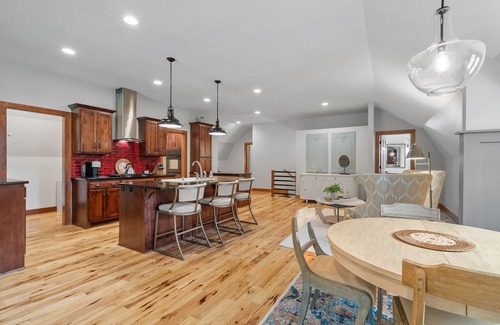 Saint Michael House | Luxury Loft, Quiet, Easy Access to Downtown MN, Premium Furnishings.