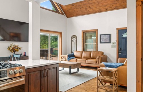 Freetown Apartment | Luxury Log Cabin Retreat with PRIVATE POOL, Hot Tub & Stocked Lake in the Forest