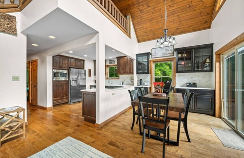 Freetown Apartment | Luxury Log Cabin Retreat with PRIVATE POOL, Hot Tub & Stocked Lake in the Forest