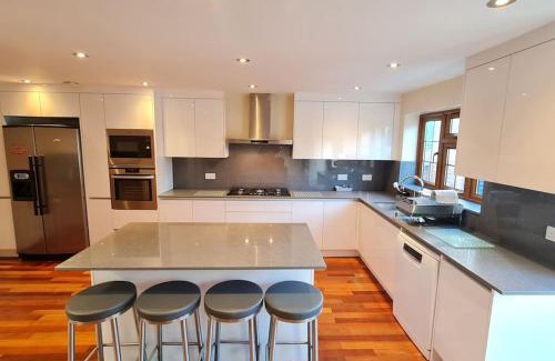 Cranbrook House | Luxury London House Sleeps x 16, Free Parking, Free Wifi, Garden Patio, Close to tube line easy access to Central London