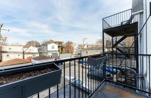 Roscoe Village Condo | Luxury Meets Chic at Urban 2BR/2BA Condo in Roscoe Village