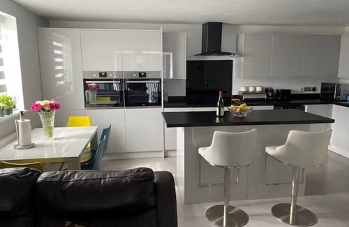 Thames Apartment | Luxury modern 2 bedroom flat near London City Airport with free Parking and WiFi