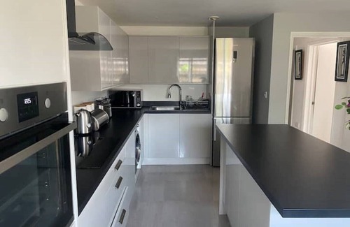 Thames Apartment | Luxury modern 2 bedroom flat near London City Airport with free Parking and WiFi