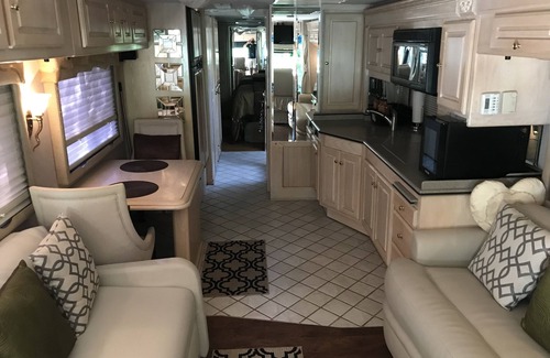 Ridge Wood Heights House | Luxury motorhome from the Monoco dynasty
