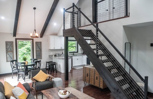 Maurertown Cabin | Luxury mountain cabin W/hot tub & majestic views