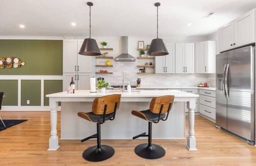 Charlotte House | Luxury Nature Retreat: Spacious Group Escape 1372