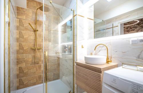 Marianske Lazne Apartment | Luxury New Apt near the Colonnade with Parking & 4 min to the center - near the forest